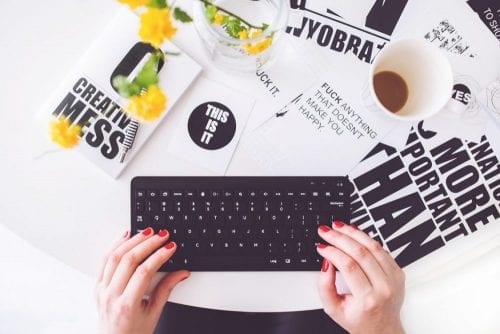 blogger med mange tekstplakater rundt tastaturet med engasjerende tekst