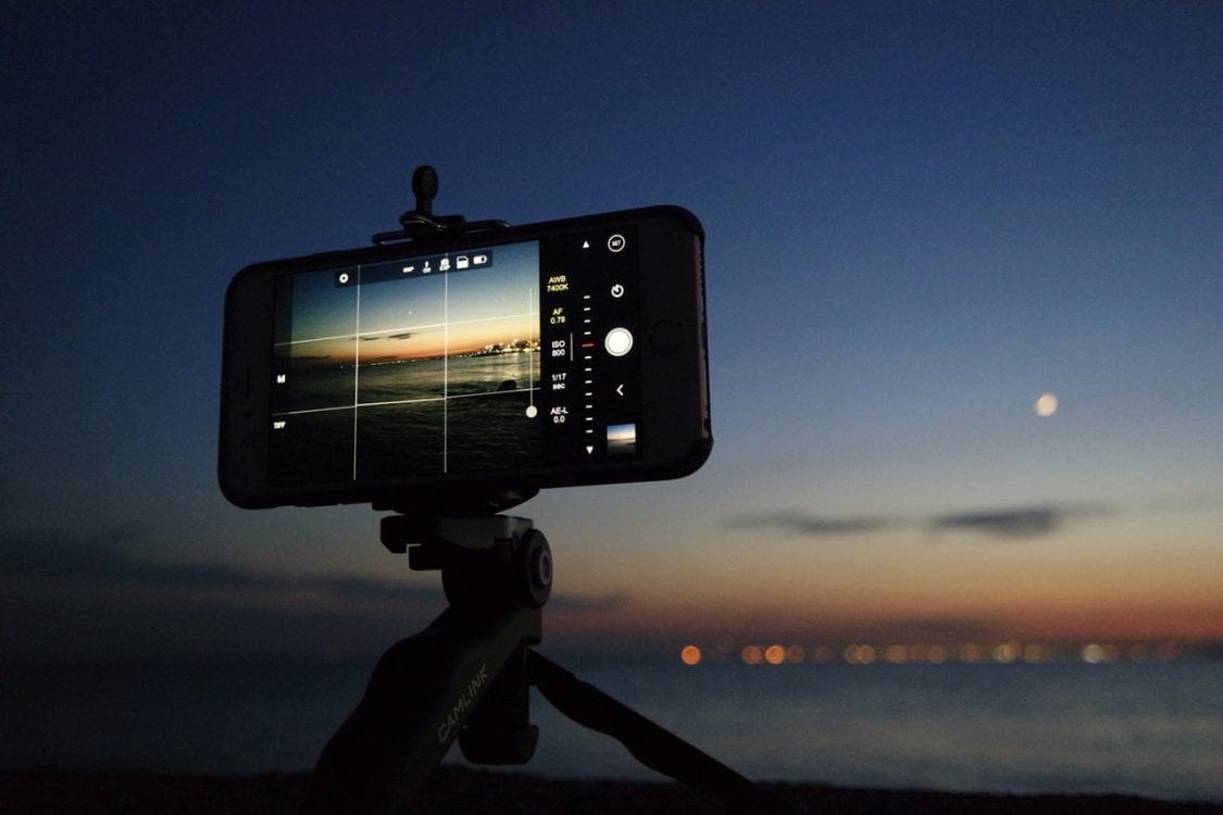 ta fine bilder til bloggen med mobil med tips fra 3 fotografer en mobil på stativ tar bilder i mørket