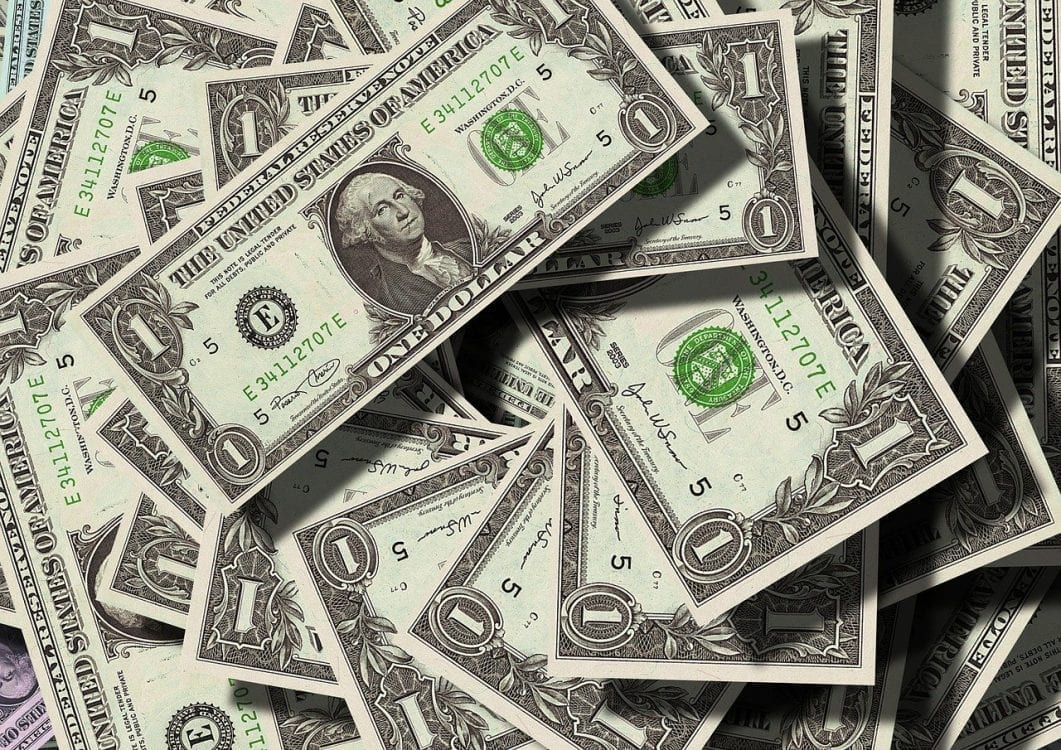 10 ting å vurdere før du velger hva bloggen skal handle om En haug med dollarsedler