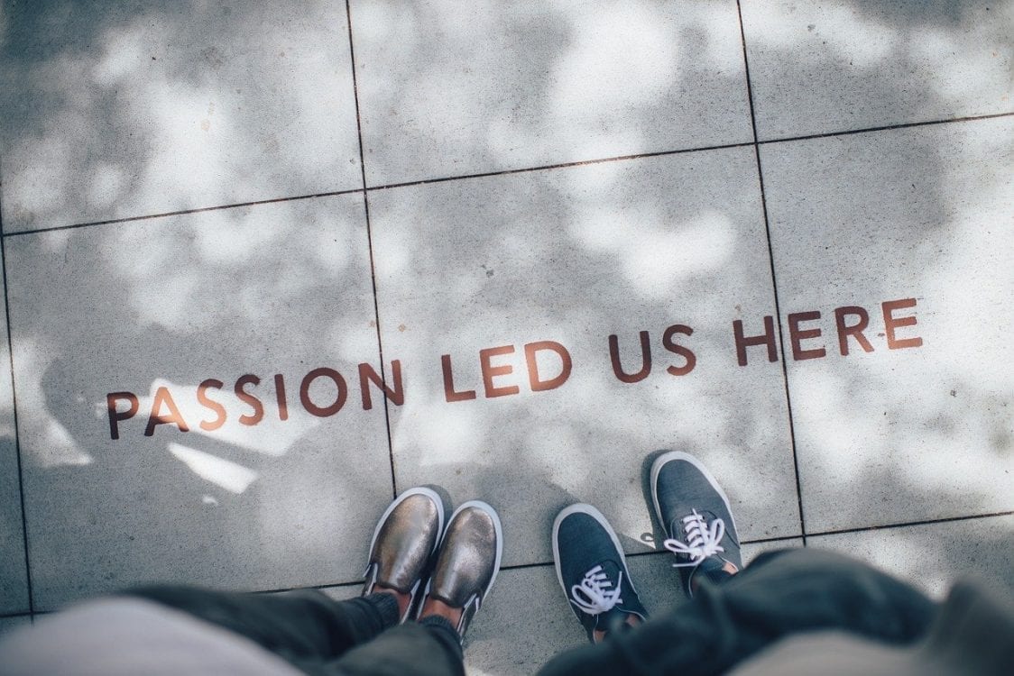 10 ting å vurdere før du velger hva bloggen skal handle om 2 par føtter står på bakken foran et skrift Passion led us here